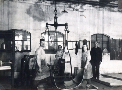 886145 Afbeelding van enkele werknemers van de Koninklijke Nederlandsche Lood- en Zinkpletterij voorheen A.D. Hamburger ...